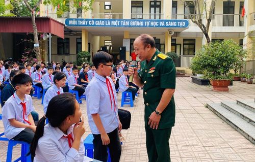 Cựu chiến binh xã Dân Hòa nói chuyện truyền thống tại trường học. Ảnh: DH.