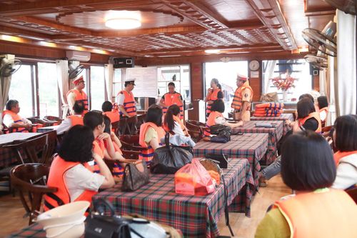 Du khách trên tàu cũng đều được trang bị áo phao. Ảnh: Ngọc Tiến