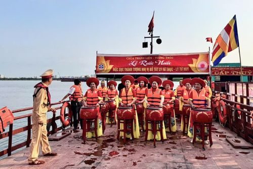 Nét độc đáo của màn trống hội trên sông. Ảnh: Ngọc Tiến