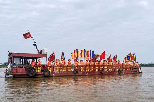 "Sắc vàng" giữ bình yên lễ hội trên sông. Ảnh: Ngọc Tiến