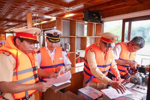 Lực lượng chức năng kiểm tra thủ tục giấy tờ liên quan của phương tiện. Ảnh: Ngọc Tiến