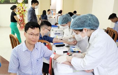 Khám sàng lọc, tư vấn sức khỏe cho người lao động. Ảnh: TX