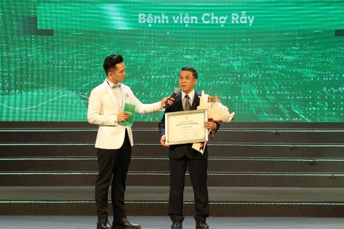 BSCKII Phạm Thanh Việt phát biểu trong lần thay mặt Bệnh viện Chợ Rẫy nhận Giải Nhất cuộc thi " Cơ sở y tế không khói thuốc lá" lần thứ I do Bộ Y tế ( Báo Sức khỏe &amp; Đời sống phối hợp cùng Quỹ Phòng chống tác hại của thuốc lá) tổ chức tháng 12/2025.