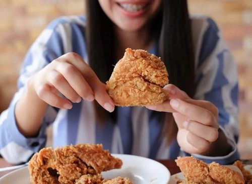 Dù giảm dầu, những món như khoai tây chiên, gà rán hay đồ tẩm bột... vẫn có mật độ năng lượng cao và rất dễ khiến bạn ăn quá mức.