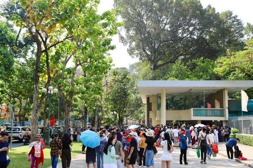 Đến trưa 30/4, mặc dù TPHCM trời nắng gắt, nhưng các con đường quanh Dinh Độc Lập tấp nập người và phương tiện đổ về tham quan, chụp ảnh.