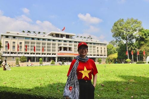 Cô Nguyễn Thị Thảo (tỉnh Tây Ninh) đi từ sớm lên trung tâm TPHCM để vui chơi, tham quan trong ngày đầu tiên của kỳ nghỉ lễ 30/4 và 1/5. Dù đến Dinh Độc Lập lúc sau 11h, nắng khá gay gắt nhưng cô cùng người thân vẫn cố gắng tìm một góc đẹp để chụp ảnh lưu niệm trước Dinh Độc Lập.
