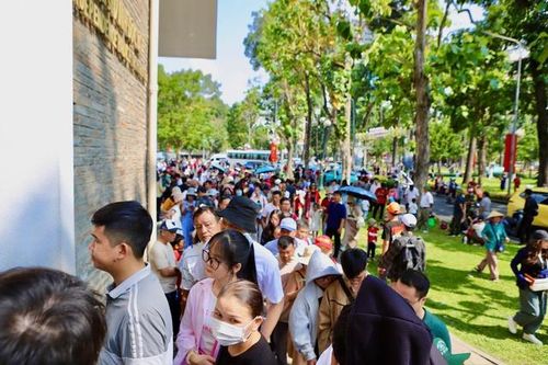 Theo người dân, ngày 30/4 có ý nghĩa rất lớn đối với mỗi người dân Việt Nam. Việc đến Dinh Độc Lập không chỉ để tham quan mà còn lưu giữ những khoảnh khắc nhân dịp 51 năm Ngày giải phóng miền Nam, thống nhất đất nước (30/4/1975-30/4/2026).