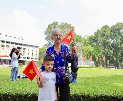 Các em nhỏ được người thân đưa đi tham quan Dinh Độc Lập. Chuyến tham quan nhằm giúp các em tiếp cận kiến thức lịch sử một cách trực quan, sinh động thay vì chỉ qua sách vở. Các em có cơ hội tận mắt chứng kiến nơi ghi dấu ngày giải phóng miền Nam, thống nhất đất nước 30/4/1975.