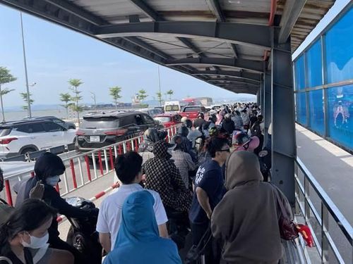 Du khách xếp hàng dài, kiên nhẫn chờ lên phà sang đảo.