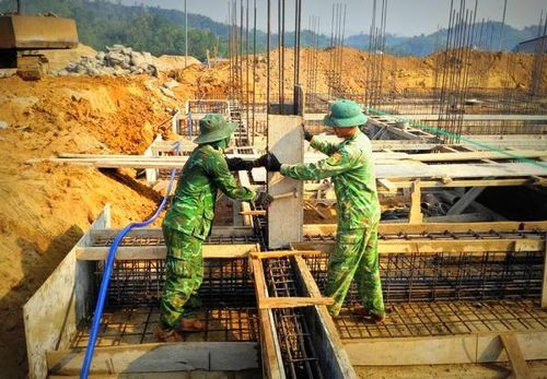 Cán bộ, chiến sĩ đồn biên phòng Đắk Pring tăng cường tới công trường để đẩy nhanh tiến độ xây dựng