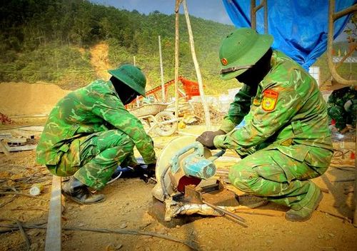 Cán bộ, chiến sĩ đồn biên phòng Tr’hy góp sức xây dựng Trường Nội trú liên cấp Tiểu học - THCS Tây Giang