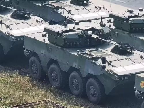 Quay lại năm 2025, Trung Quốc bắt đầu sản xuất hàng loạt xe tăng lội nước bánh lốp ZTL-19 đặt trên khung gầm Type 19. Điều này nghĩa là Norinco đồng thời chế tạo không chỉ xe bọc thép chở quân mà còn dùng thân xa để tạo ra các phương tiện chiến đấu khác.