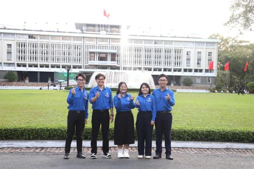 Thế hệ trẻ thể hiện tình yêu Tổ quốc hôm nay.