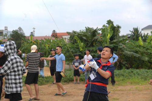 Sức kéo mạnh từ dây diều buộc các thí sinh phải dốc toàn lực giữ thăng bằng, đồng thời sử dụng găng tay để tránh chấn thương.