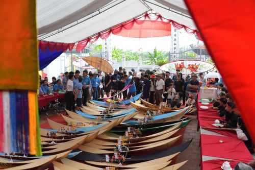 Những con diều đủ tiêu chuẩn sẽ được đưa về miếu làm lễ trình diều. Sau các nghi thức truyền thống, diều mới được đưa ra bãi thi.