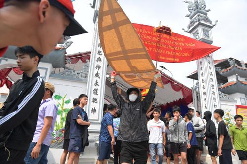 Các chủ diều rước diều ra bãi, chuẩn bị cho màn so tài trên không đầy kịch tính.