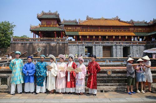 Du khách chupj ảnh trước Đại nội Huế trong kỳ nghỉ lễ Giỗ Tổ Hùng Vương. Ảnh: Quốc Anh.