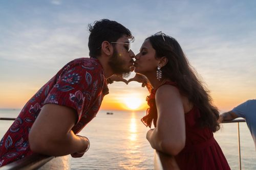 Khách Ấn Độ đón hoàng hôn tại Cầu Hôn (Kiss bridge), Phú Quốc, tháng 12/2025. Ảnh: Linh Huỳnh.