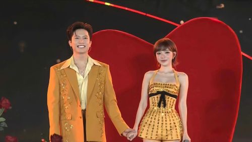 Hình ảnh gây chú ý của Anh Tú, Lyly. Ảnh: FBNV.