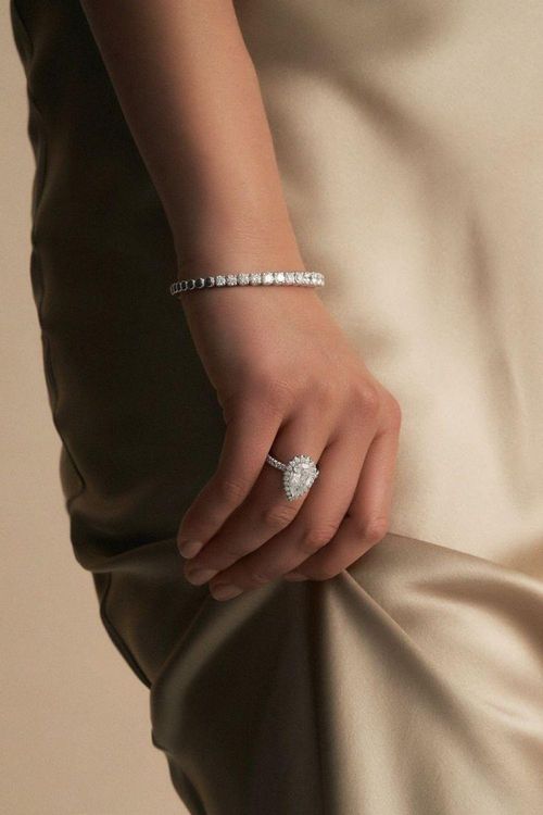 Khi thoa kem và đeo ngay, lớp kem sẽ bám lên bề mặt và giữ lại bụi, làm đá trông mờ đi rõ rệt. Ảnh minh họa: Fiona Diamonds.
