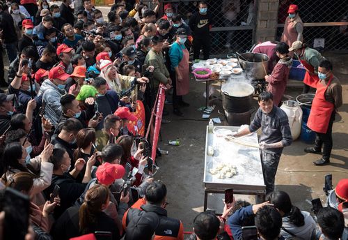  Người dân tụ tập quay phim, livestream cảnh ông Cheng làm và bán mì vào năm 2021. 