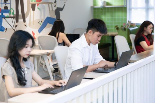  Một số gười trẻ chọn làm việc xuyên kỳ nghỉ 30/4-1/5 để nhận mức thu nhập tăng thêm nhờ lương ngày lễ được nhân hệ số. Ảnh minh họa: Phương Lâm. 