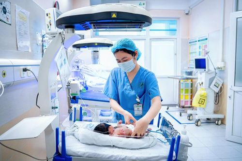 Sinh thường hay sinh mổ đều là hành trình đầy dũng cảm. Điều quan trọng nhất vẫn là đảm bảo an toàn cho cả mẹ và em bé, dưới sự đồng hành của đội ngũ y tế. Ảnh: Trần Hiền.