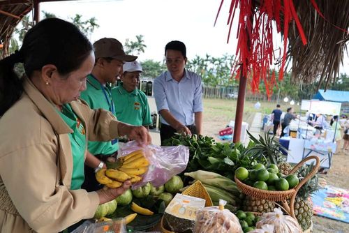 Gian hàng trưng bày trái cây tươi và các loại rau xanh địa phương, mang đậm hương vị đồng quê mộc mạc