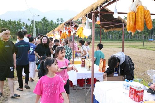 Các gian hàng mộc mạc thu hút đông đảo du khách ghé thăm