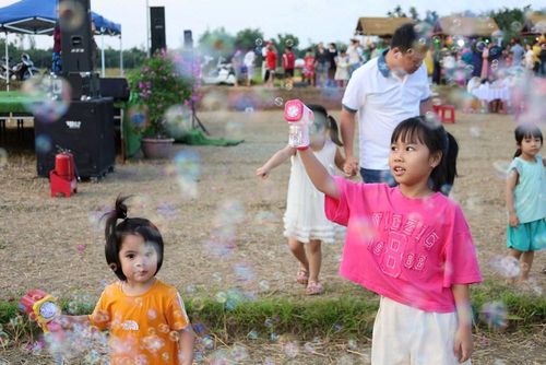 Các em nhỏ hào hứng tham gia trải nghiệm vui chơi và khám phá không gian đồng quê giữa cánh đồng Bình Thành