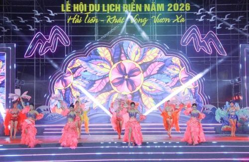 Chương trình nghệ thuật tại lễ khai mạc Lễ hội du lịch biển Hải Tiến 2026 được dàn dựng công phu, rực rỡ sắc màu