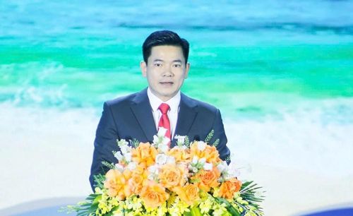 Chủ tịch UBND xã Hoằng Tiến Lê Xuân Hoàn phát biểu khai mạc Lễ hội du lịch biển Hải Tiến năm 2026. Ảnh: Lê Hợi