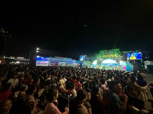 Đông đảo du khách và người dân đến dự lễ khai mạc Lễ hội du lịch biển Hải Tiến năm 2026