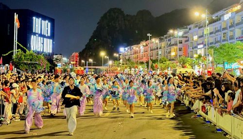 Trục diễu hành trở thành sân khấu mở khổng lồ