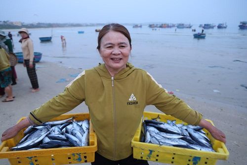 Không khí chợ cá rộn ràng với tiếng nói cười