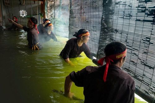Sau tấm mành tre, mỗi cử động của quân rối là kết quả của hệ thống sào, dây cùng sự ăn ý của nhiều nghệ nhân. Trên mặt nước, con rối hiện lên sinh động, còn người điều khiển lặng lẽ ẩn mình phía sau