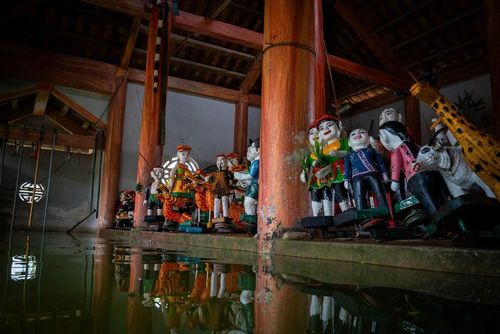 Những quân rối gỗ với lớp sơn nhiều màu sắc là linh hồn của buổi diễn. Mỗi nhân vật đảm nhận một vai trò riêng trong các tích trò phản ánh đời sống nông thôn, lễ hội và ước vọng dân gian