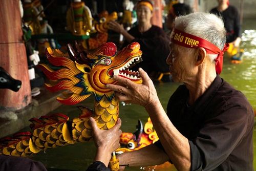 Theo quan niệm xưa, người được giao biểu diễn tiết mục này phải là người có tâm, có tài, có đức, bởi đây được xem như là tiết mục mang linh khí của cả làng và gửi lời cầu chúc may mắn tới dân làng