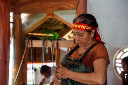 Trước khi xuống ao biểu diễn, mỗi nghệ nhân đã phải mặc sẵn bộ đồ chống nước