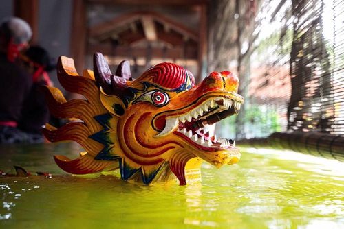 Tiết mục “Múa rồng” là một tiết mục đòi hỏi kĩ thuật và sự phối hợp cao. Con rối được điêu khắc theo hình tượng con rồng thời Lý và được chia thành 12 khúc, tượng trưng cho 12 tháng trong năm, nhằm gửi gắm ước vọng mưa thuận gió hòa