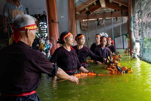 Vào mùa đông, nhiều nghệ nhân phải ngâm mình hàng giờ trong làn nước lạnh, họ đã nghĩ ra cách uống nước mắm và ngâm muối để giữ ấm cơ thể