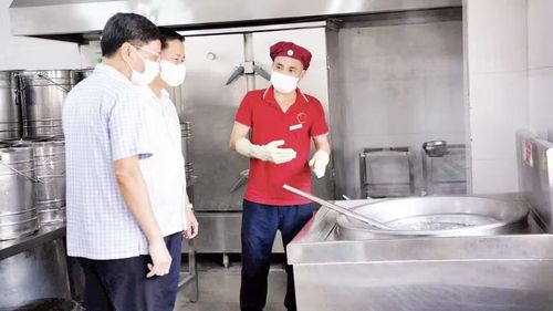 Các cơ quan chức năng kiểm tra công tác bảo đảm an toàn thực phẩm tại bếp ăn tập thể trên địa bàn Hà Nội (Ảnh: THANH THẢO)