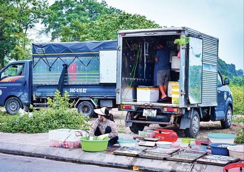 Thực phẩm không bảo đảm an toàn bày bán tại chợ cóc ở xã Thuận An, Hà Nội. (Ảnh: BẢO LONG)
