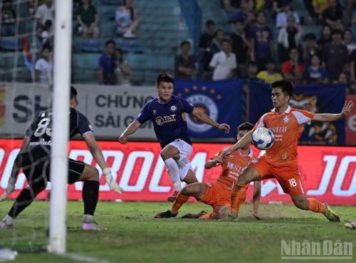 Hà Nội vươn lên dẫn trước sau hiệp 1.