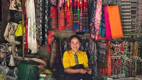 Gian hàng giới thiệu sản phẩm văn hóa bản địa tại khu du lịch thác Dải Yếm.