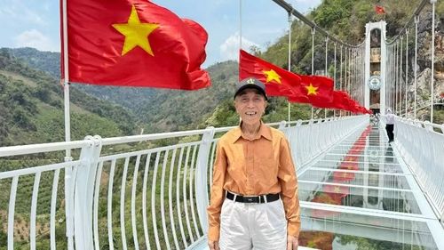 Dù đã gần 90 tuổi nhưng du khách đến từ Hưng Yên, Đặng Quốc Khánh háo hức được trải nghiệm Cầu kính Bạch Long.