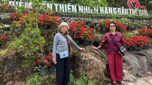Điểm đến thác Dải Yếm (phường Mộc Châu, tỉnh Sơn La) thu hút du khách mọi lứa tuổi