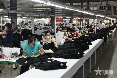  Hoạt động lao động sản xuất tại Công ty Cổ phần Tập đoàn Tiên Sơn Thanh Hóa. Ảnh: VŨ DUNG 