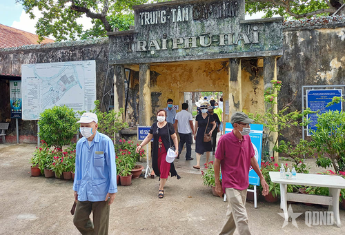 Du khách tham quan Trại Phú Hải (hệ thống di tích nhà tù Côn Đảo).