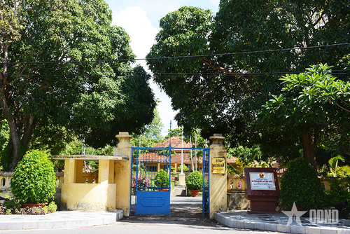 Công vào di tích nhà chúa đảo. 